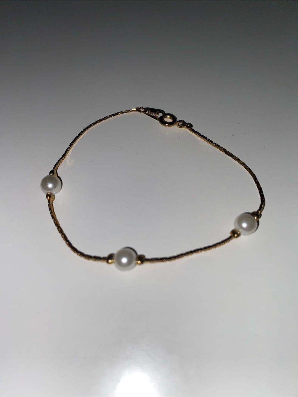 Delicate Gold Tone Pearl Style Bracelet - Classic White Pearl Tone